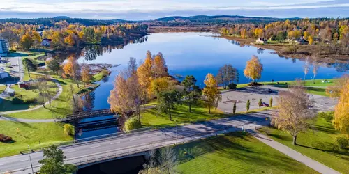 Drönarflygbild över Tranemosjön i höstiga färger