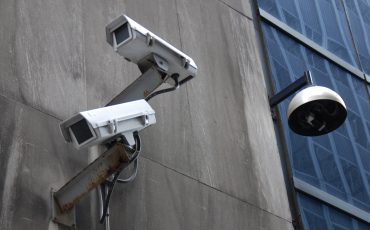 Övervakningskamera på en vägg