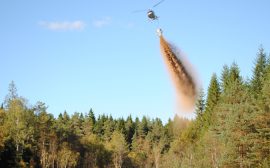 Helikopter som släpper ner kalk i sjönFoto: Länsstyrelsen