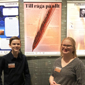 Otto och Katja från Tranängskolan och deras poster "Till råga på allt"