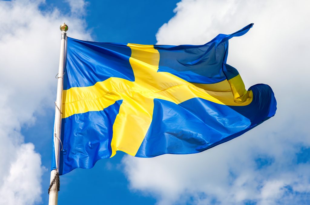 Svenska flaggan vajar mot himlen