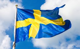 Svenska flaggan vajar mot himlen