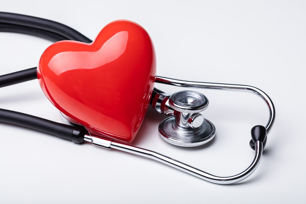 Stetoskop och ett prydnadshjärta
