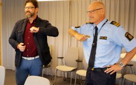 Tony Hansen och Stefan Gustafsson polis gör en corona-hälsning