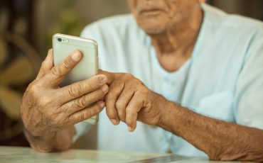 Äldre man med mobiltelefon