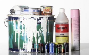 Gamla batterier och andra burkar med farligt avfall