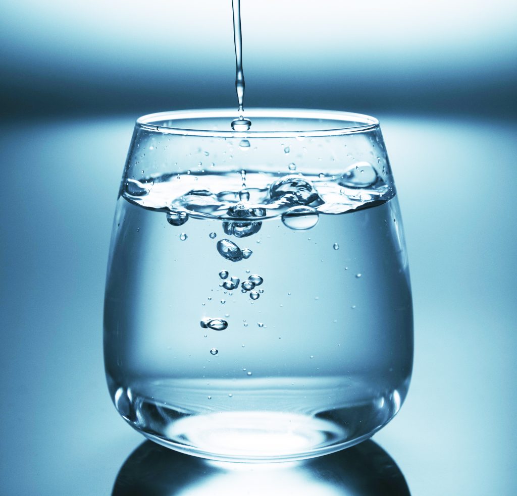 ett vattenfyllt glas
