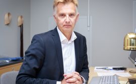 Anders Danielsson sitter vid skrivbordet