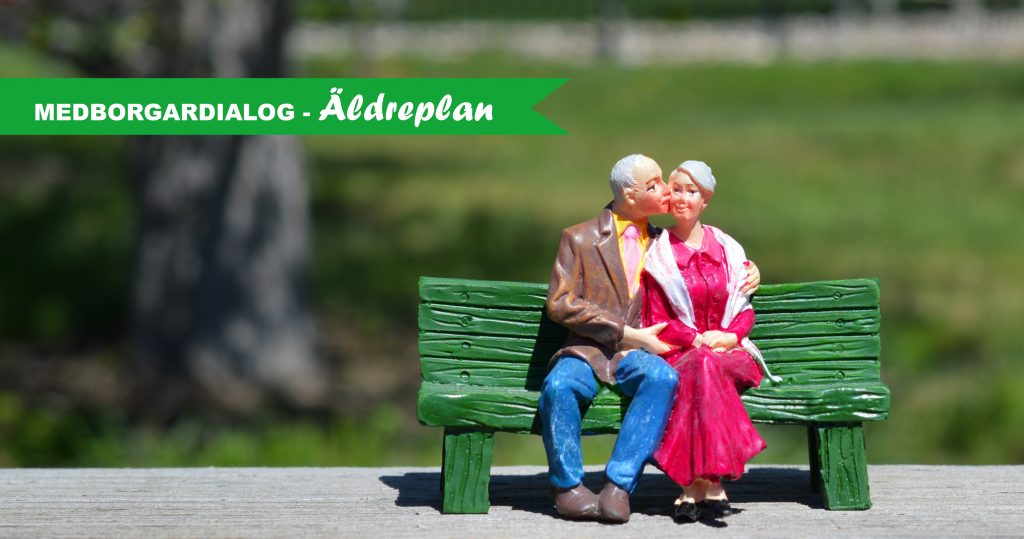 Äldre par sitter på en bänk