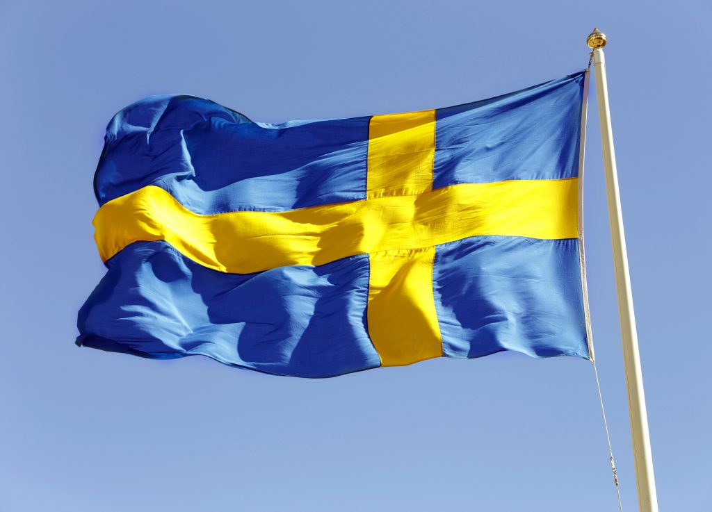 Svenska flaggan vajar mot en blå himmel