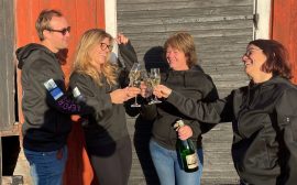 Medarbetare på Leader Sjuhärad firar med cider