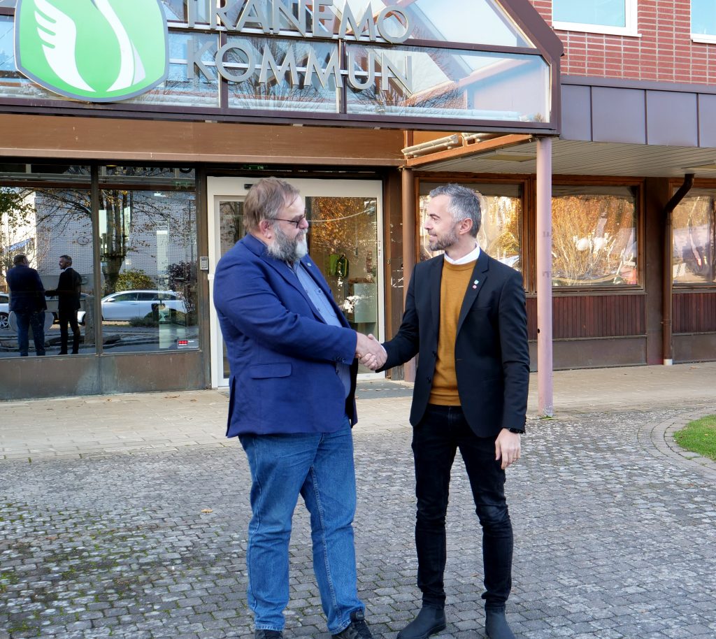 Lennart Haglund och Driton Bilalli framför kommunhuset i Tranemo