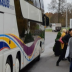 Buss med elever utanför Svedbergs i Dalstorp