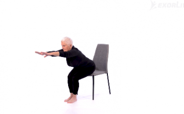 Kvinna sitter på stol samtidigt som hon utför rörelser