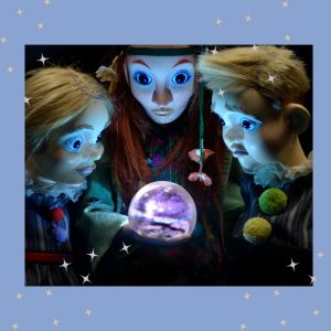 Tre dockor stirrar in i en magisk kula.